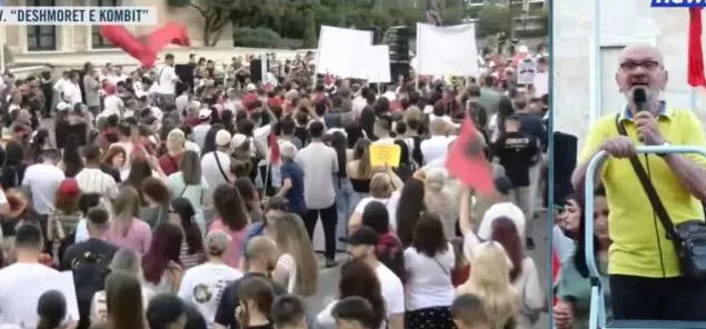 “Gjyshërit kujtesa e një populli!”/ Mesazhi i fortë i aktorit Mehdi Malkaj nga protesta: Për dashurinë jap jetën…