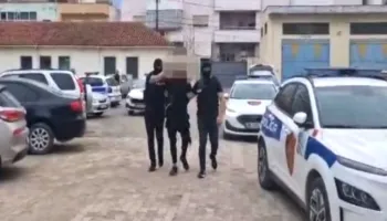 Goditet grupi kriminal që shiste armë zjarri në Tiranë, arrestohen 4 persona