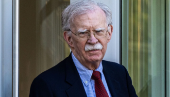 Goditet një nga kritikët më të fortë të Trump, John Bolton pranon fajësinë, rrezikon 5 vite burg