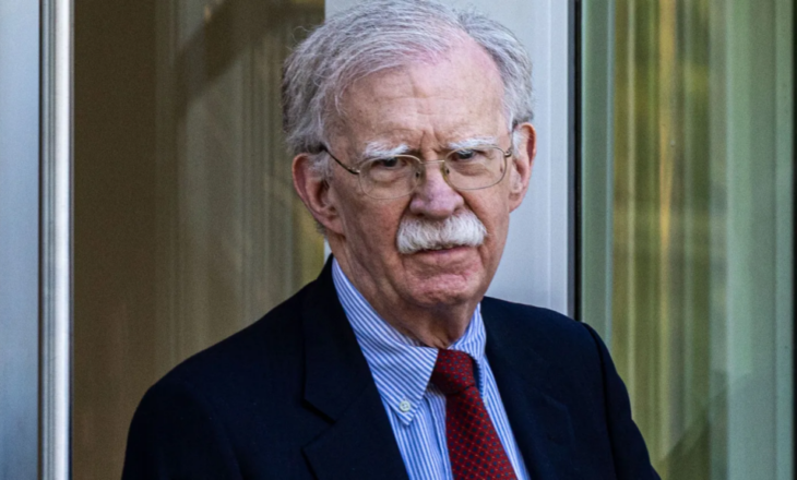 Goditet një nga kritikët më të fortë të Trump, John Bolton pranon fajësinë, rrezikon 5 vite burg