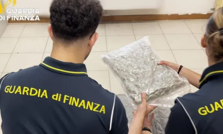 Goditet rrjeti i trafikur të drogës/ Po trafikonin mbi 11 kg drogë, arrestohen shqiptari dhe italiani, ja ku e kishin..