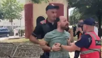 Goxhaj me pranga në duart dërgohet në Komisariat, protestuesit thirrje: Protesta nis tani