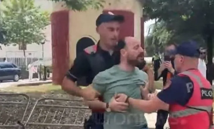 Goxhaj me pranga në duart dërgohet në Komisariat, protestuesit thirrje: Protesta nis tani