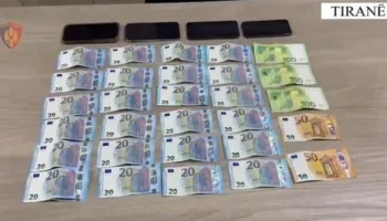 Grabitën 900 euro dhe 4 celularë në një banesë në Tiranë, arrestohen dy persona, në kërkim bashkëpunëtori