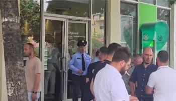 Grabitet në mes të ditës filiali i një banke të nivelit të dytë, një person i maskuar merr një shumë parash