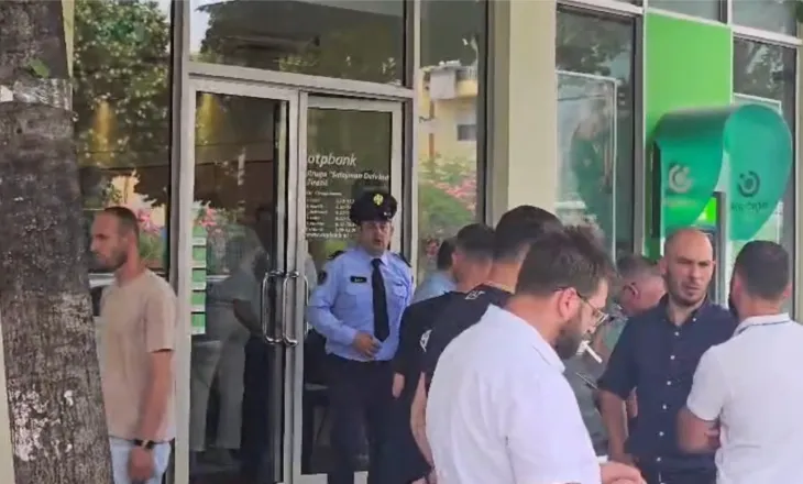 Grabitet në mes të ditës filiali i një banke të nivelit të dytë, një person i maskuar merr një shumë parash