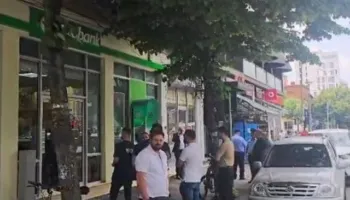 Grabitja me armë e bankës në mes të Tiranës, autori vodhi paratë dhe u largua me skuter