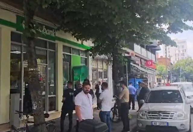 Grabitja me armë e bankës në mes të Tiranës, autori vodhi paratë dhe u largua me skuter