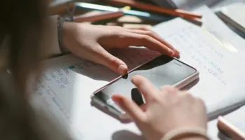 Greqia ashpërson masat, propozohet projektligji për ndalimin e aksesit në internet për të miturit nën 15 vjeç