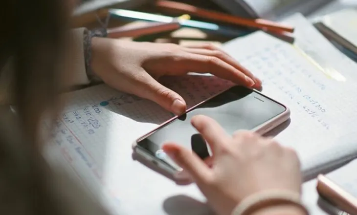 Greqia ashpërson masat, propozohet projektligji për ndalimin e aksesit në internet për të miturit nën 15 vjeç