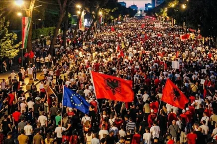 “Grumbullimi nis në orën 19:00″/ Protesta e 18-të qytetare, me ndryshimin e orarit protestuesit nuk tërhiqen nga sheshi