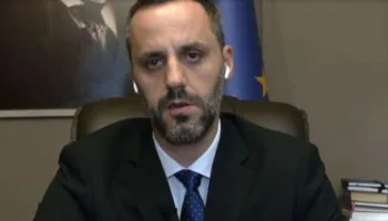 “Grupi parlamentar socialist, mundësi…”/ Largimi i “neomalësores”, Lamallari: Jo etike nga rrjetet sociale