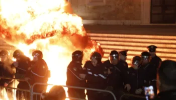 Gurë e molotovë drejt policisë gjatë protestës së opozitës, Prokuroria e Tiranës pushon çështjen penale ndaj 6 të miturve