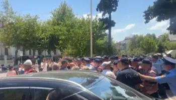 ‘Hajdeni nga krahu i xhamisë, ka protestues me vezë’! Dalin SMS e deputetëve të PS: Policia po lejon degjenerimin e papranueshme