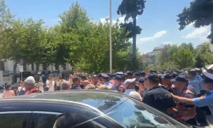 ‘Hajdeni nga krahu i xhamisë, ka protestues me vezë’! Dalin SMS e deputetëve të PS: Policia po lejon degjenerimin e papranueshme
