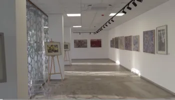 Harmoni ngjyrash dhe formash/ 60 vepra të artistit Edmond Hysi ekspozohen në Durrës