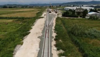 Hekurudha Durrës-Tiranë-Rinas në punë në fund të 2027, nis kërkimi për operatorin privat dhe trenat
