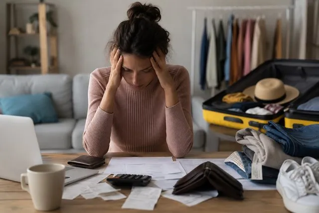 “Hendeku mes Shqipërisë dhe BE shumë i madh”/ Eurostat: 35% e shqiptarëve nuk përballojnë qiratë, faturat apo pushimet