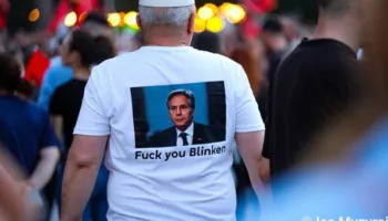“Hija” e Berishës mbulon protestën, mbështetësit e kreut të PD dalin me mesazhe kundër Blinkenit
