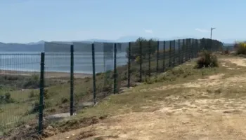 Hiqen telat me gjemba ne rrethimin e pronës në Zvernec