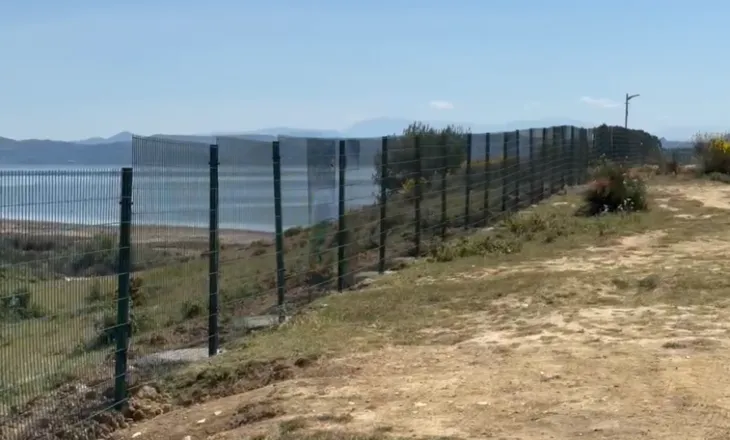 Hiqen telat me gjemba ne rrethimin e pronës në Zvernec