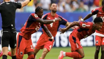 ‘Hirushja’ e Botërorit, ndal 2-2 Uruguain dhe shkruan historinë
