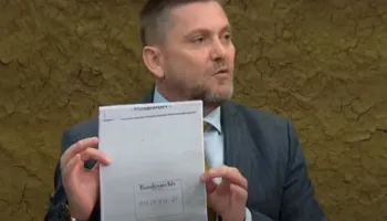 Historiani Kasmi, kritika Albin Kurtit: Duhej të fliste për akuzat se Vetëvendosja nxiti protestat në Tiranë