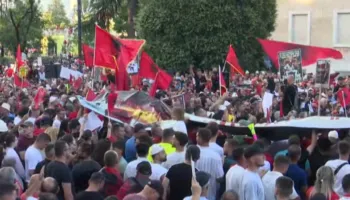 Humb një fëmijë në protestë, qytetarja thirrje prindërve: Ndodhet afër fonisë