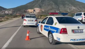 Humbi kontrollin e motorit dhe u përplas me barrierat anësore, në gjendje të rëndë një person në Korçë