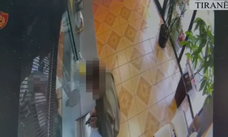 Hyri të grabiste me pistoletë lodër, arrestohet 23-vjeçari. Ja momenti kur futet në një zyrë financiare duke kërcënuar