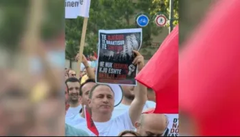I akuzuar për korrupsion, ish-drejtori i PD Gazmend Sallaku i bashkohet ‘revolucionit të flamingove’