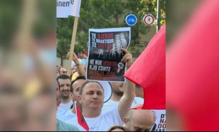 I akuzuar për korrupsion, ish-drejtori i PD Gazmend Sallaku i bashkohet ‘revolucionit të flamingove’