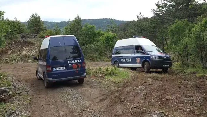 I biri vrau efektivin e “Shqiponjave” dhe plagosi një tjetër polic, e ëma e Violand Braçellari merret në pyetje nga autoritetet