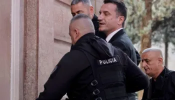I dha celular Veliajt gjatë shoqërimit në paraburgim, lirohet nga qelia punonjësi i Policisë së Burgjeve