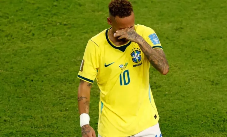 I gjithë stadiumi në këmbë, momenti kur Neymar rikthehet në fushë me Brazilin