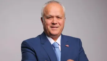 I njohur për lidhjet me lobin grek në SHBA, ish-kandidati i opozitës për Bashkinë e Himarës, thirrje për protestë në Kakome