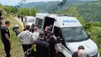 I shoqëruar nga policia e burgut/ Meta takohet me familjarët pas ceremonisë mortore, niset drejt qelisë