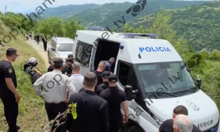 I shoqëruar nga policia e burgut/ Meta takohet me familjarët pas ceremonisë mortore, niset drejt qelisë
