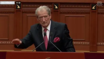 “Ik o pis, po turp nuk ke!”, qytetarja i kthehet Berishës, kreu i PD nuk përmbahet: Gjuha e të përdalurës të turpëron!