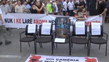 ‘Ikur në Greqi, SHBA, Kanada’/ Protestuesit sjellin karriget bosh para Kryeministrisë
