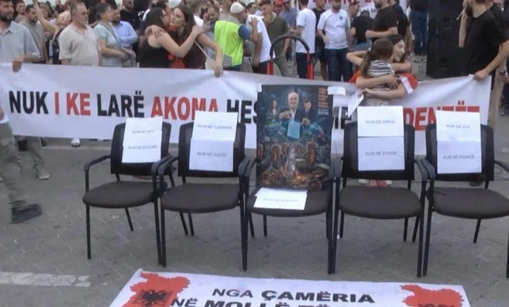 ‘Ikur në Greqi, SHBA, Kanada’/ Protestuesit sjellin karriget bosh para Kryeministrisë