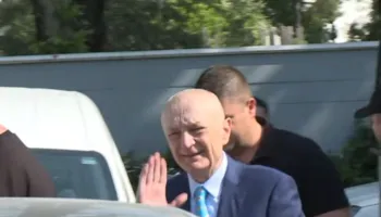 Ilir Meta lë sërish qelinë, pret ngushëllime për ndarjen nga jeta të babait/ Kreu i PL-së takohet me Sali Berishën