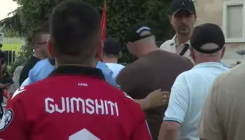 Incident në protestë, i moshuari ngrihet me forcë nga karrigia e folësve (VIDEO)
