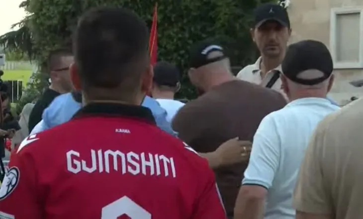 Incident në protestë, i moshuari ngrihet me forcë nga karrigia e folësve (VIDEO)