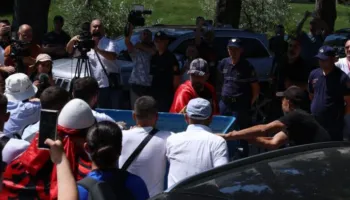 Incidentet para Kuvendit/ 4 efektivë policie lëndohen në përplasjet me protestuesit