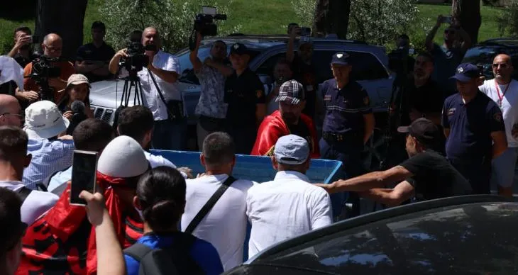 Incidentet para Kuvendit/ 4 efektivë policie lëndohen në përplasjet me protestuesit