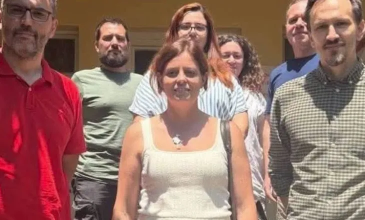 “Internacionalja Komuniste”/ Ish-zyrtarja e PD-së nxjerr zbuluar eurodeputeten Salis, publikon foton në krah të Qorrit pak para protestës