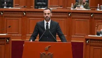 Interpelanca për emigracionin e paligjshëm, Lamallari: Nuk jemi kamp tranziti, as korridor kalimi për trafikimin njerëzor! Reagon opozita