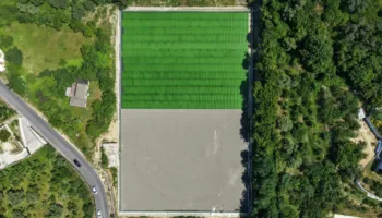 Investimet e FSHF / Fusha e re e sportit në Krujë drejt përfundimit, nis shtrimin e tapetit