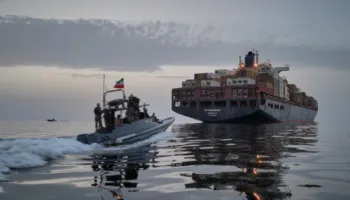 Irani mbyll Ngushticën e Hormuzit dhe kërcënon anijet: Çdo kalim do të goditet